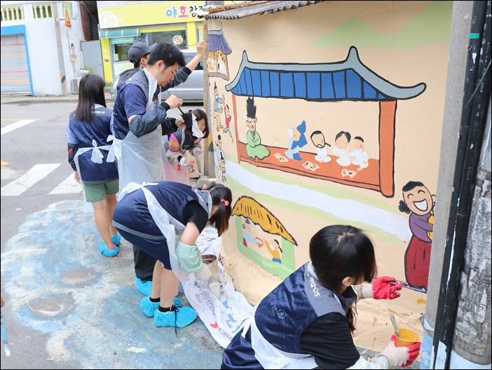 모바일 게임 기업 게임빌-컴투스(대표 송병준)는 지난 19일 서울시 금천구에 위치한 은행나무어린이도서관에서 환경 개선 봉사활동을 진행했다고 23일 밝혔다. / 컴투스