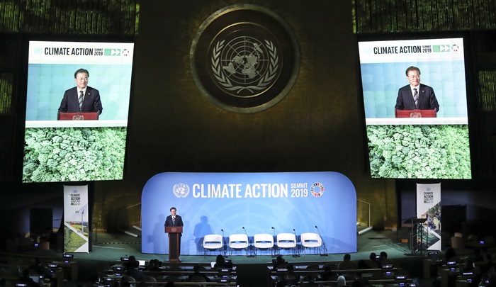 문재인 대통령이 뉴욕 유엔총회 회의장에서 개최된 기후변화 정상회의에서 연설을 하고 있다. /뉴시스