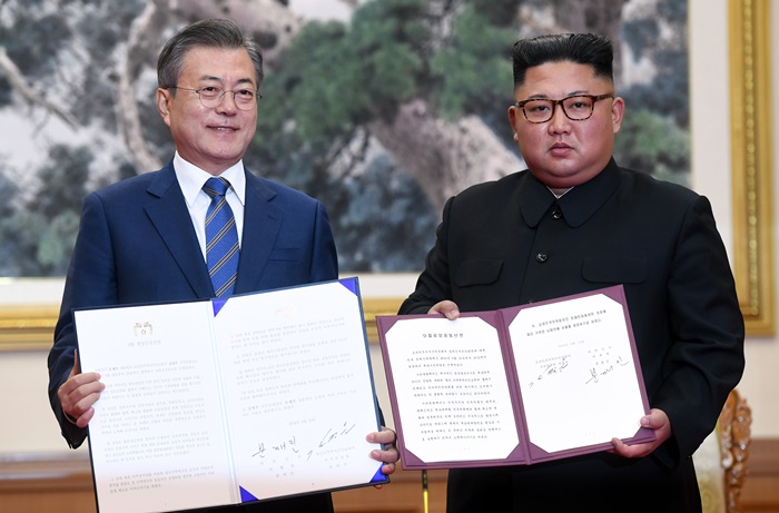 지난해 9월 문재인 대통령과 김정은 위원장이 평양공동선언에 서명한 뒤 기념촬영을 하고 있는 모습. /평양사진공동취재단