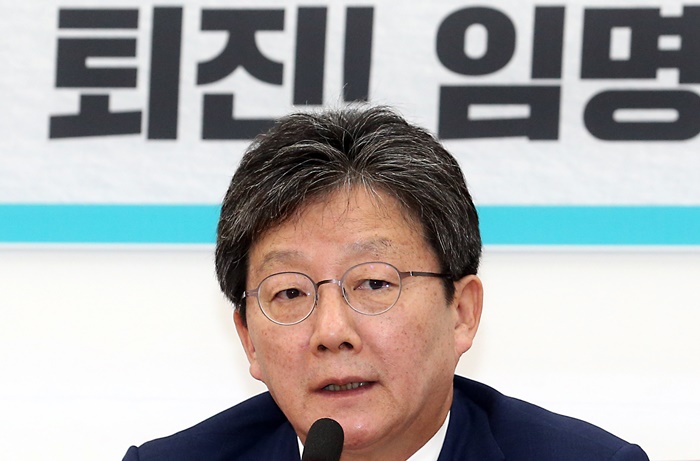 바른미래당 비상행동 대표를 맡은 유승민 의원이 30일 서울 여의도 국회에서 열린 의원비상회의를 마친뒤 기자간담회를 갖고 있다. /뉴시스