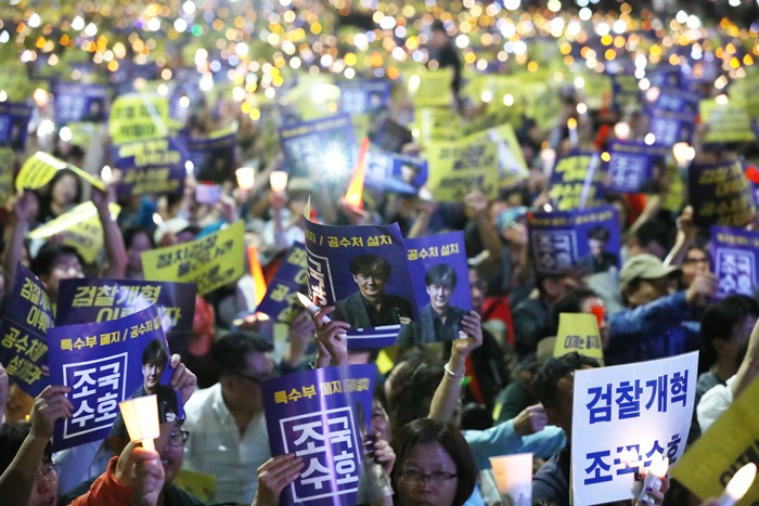 지난 28일 수십 만의 시민들이 서울 서초동 검찰청 앞에 모여 검찰개혁을 촉구하는 촛불집회를 열고 있다. /뉴시스