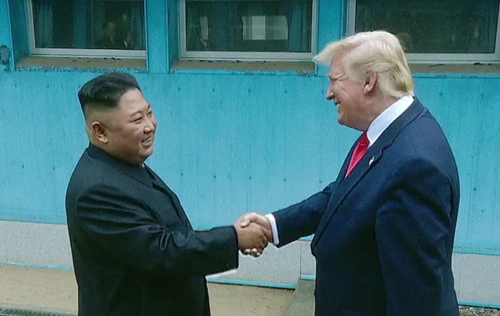 트럼프 대통령과 김정은 위원장이 판문점 남북 군사분계선 위에서 마주서 악수를 나누고 있다. /조선중앙TV-뉴시스