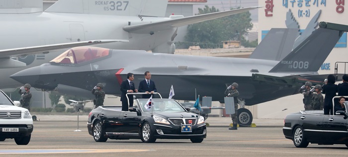문재인 대통령이 민간에 첫 공개된 F-35A를 포함해 우리 국군의 첨단 장비들을 사열하고 있다. /뉴시스