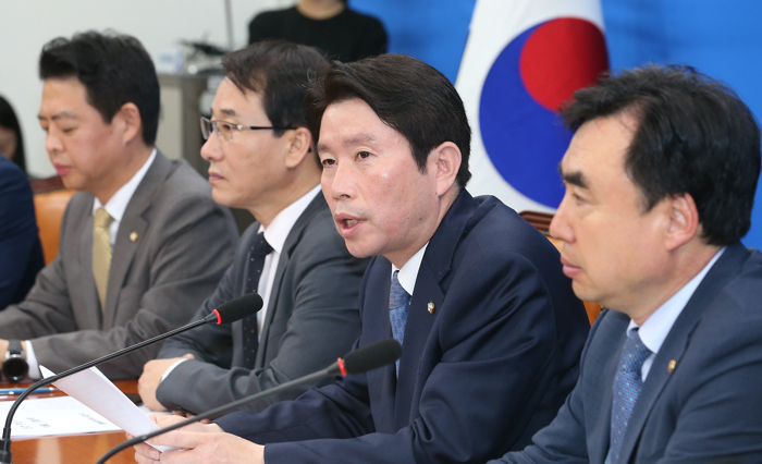 이인영 더불어민주당 원내대표는 17일, 자유한국당이 오는 19일 서울 광화문 광장에서 장외 집회를 예고한 데 대해 강도 높게 비판했다. / 뉴시스