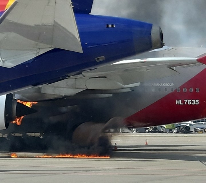 아시아나항공 여객기 엔진에서 불이 났다. /아시아나항공 카카오톡 오픈채팅방