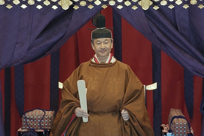 나루히토 일왕이 22일 도쿄 고쿄(皇居)에서 즉위를 대내외에 선포하는 '즉위례정전의식'인 소쿠이레이세이덴노기(即位礼正殿の儀)를 치르고 있다. /뉴시스