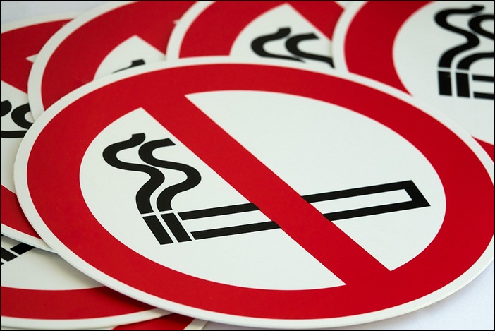 정부가 액상형 전자담배 사용중단을 권과하면서 유통업체들이 관련 제품의 판매를 중단하는 조치를 취하고 있다.