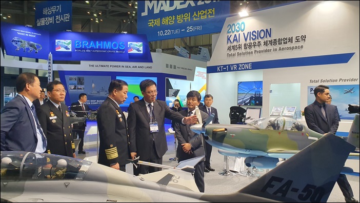 한국항공우주산업㈜(이하 KAI)이 ‘국제해양방위산업전(MADEX)’에 처음으로 참여했다. 사진은 심승섭(좌측 세번째) 해군참모총장이 KAI 조종래 상무로부터 KA-1 공중통제기에 대한 설명을 듣고 있는 모습 / KAI