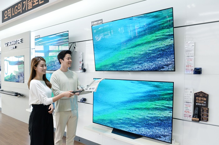 서울 강서구 공항대로에 위치한 LG전자베스트샵 강서본점 매장에서 고객들이 '코리아세일페스타' 행사 품목인 LG 올레드 TV를 둘러보고 있다. /LG전자