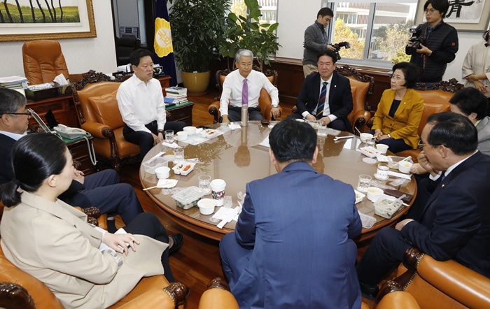 바른미래당 국민의당계 의원들이 29일 서울 여의도 국회에서 조찬 회동을 하고 있다. /뉴시스