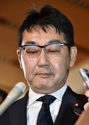아베 총리에게 사직서를 제출하고 취재진 앞에 선 가와이 가쓰유키 일본 법무상. /AP-뉴시스
