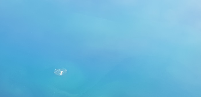 에머랄드빛의 페르시아만의 바다 빛깔 : 가운데 언제 잠길지 모른는 섬의 하얀 백사장이 보인다. / 하도겸 제공