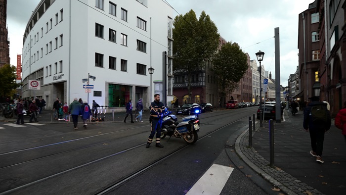 사진은 시위대가 지나가는 도로를 자신의 오토바이로 차단하고 있는 교통경찰의 모습 / 하도겸 제공