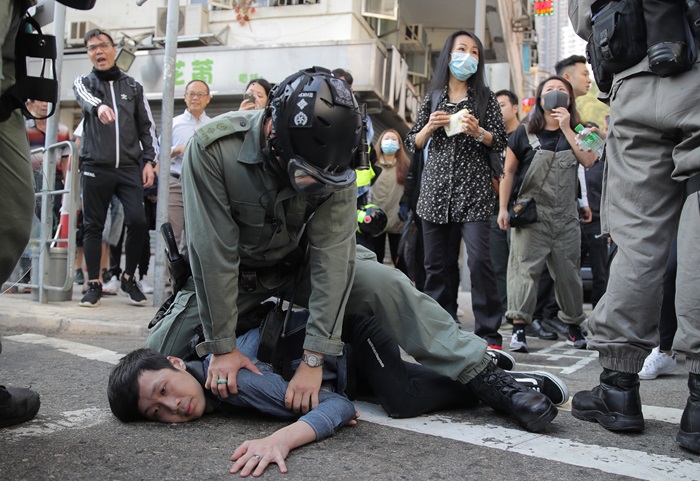 홍콩 시위자를 과잉 진압하는 홍콩 경찰 /뉴시스·AP