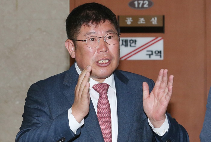 검찰의 ‘타다’ 기소 소식이 전해진 뒤 무소속 김경진 의원은 ‘타다’의 사업장을 폐쇄해야 한다고 강조했다. /뉴시스