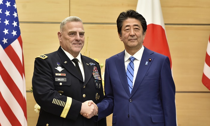 마크 밀리 미 합참의장이 지난 12일 일본에서 아베 신조 총리와 만나 지역안보 현안을 논의했다. /AP-뉴시스