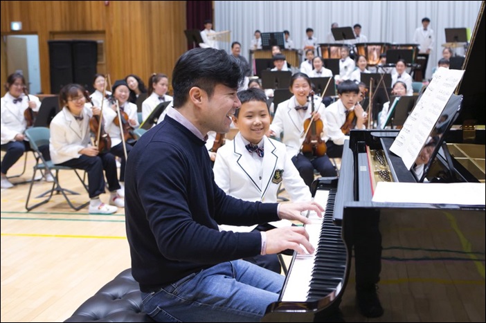 13일 부산 기장군 철마초등학교에서 열린 _제12회 맥심 사랑의 향기_에서 피아니스트 박종화가 피아노 연주를 선보이고 있다. / 동서식품