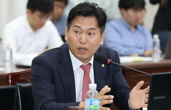 더불어민주당은 15일, 서울 여의도 중앙당사에서 당원자격심사위원회의를 열고 무소속 손금주 의원에 대한 입당 여부를 결정한다. / 뉴시스