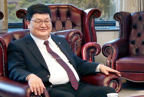 몽골 헌법재판소 소장의 기내 성추행 사건에 대해 검찰이 벌금형 700만원 약식기소를 구형했다. /뉴시스