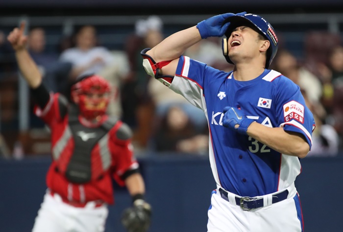 한국 야구대표팀의 유니폼 후원사인 데상트가 프리미어12 대회로 인해 재차 논란에 휩싸였다. /뉴시스