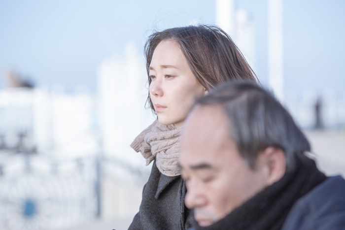영화 ‘집 이야기’(감독 박제범)로 연기 호흡을 맞춘 이유영(왼쪽)과 강신일. /CGV아트하우스