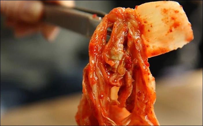 김치를 사 먹는 문화가 조성되면서 유통업체들이 포장김치 판매 제고에 심혈을 기울이고 있다.