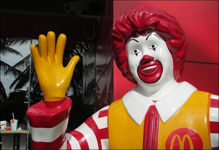 '햄버거병' 논란이 재현되는 등 자사 제품 위생에 대한 소비자 불안이 커질 조짐을 보이자 맥도날드가 1년 반만에 주방공개 행사를 다시 열었다.