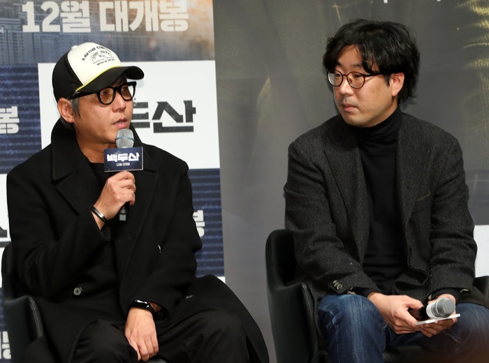 ‘백두산’을 공동연출한 이해준(왼쪽)·김병서 감독. /뉴시스