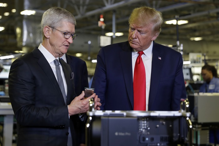 도널드 트럼프 미국 대통령이 20일(현지시간) 미 텍사스주 오스틴의 애플 공장을 방문해 팀 쿡 애플 최고경영자(CEO)와 함께 생산 라인을 둘러보고 있다. /AP 뉴시스