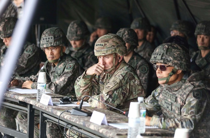 에이브럼스 한미연합사령관이 한국군의 포사격 훈련을 참관하고 있다. /뉴시스
