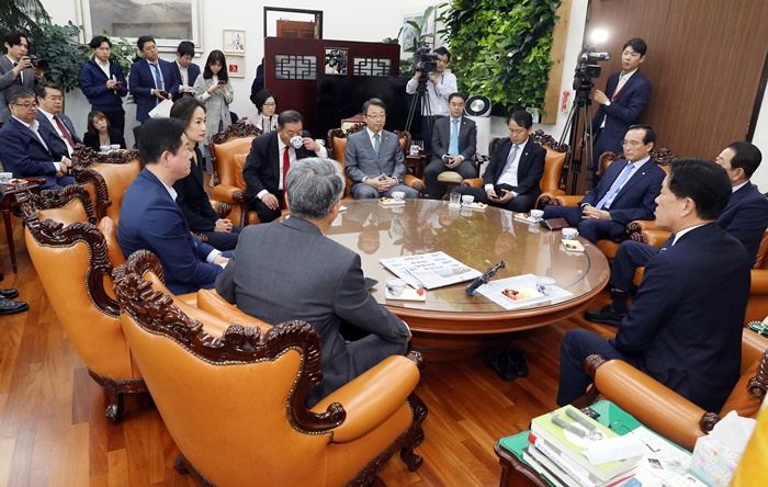 주승용(오른쪽) 국회 부의장이 지난 10월 22일 오전 서울 여의도 국회에서 열린 국민의당 출신 의원 모임에서 모두발언을 하고 있다. /뉴시스
