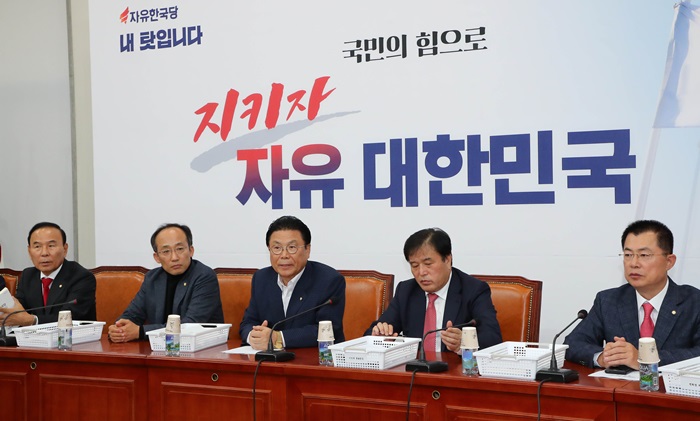 박맹우 (가운데)자유한국당 총선기획단 단장이 21일 오후 서울 여의도 국회에서 열린 비공개 총선기획단 전략회의에 참석해 발언을 하고 있다. /뉴시스