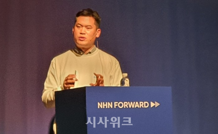 정우진 NHN 대표가 27일 'NHN 포워드 2019'에 키노트로 나서 인공지능(AI)을 활용한 NHN의 사업 방향성에 대해 설명하고 있다. / 송가영 기자