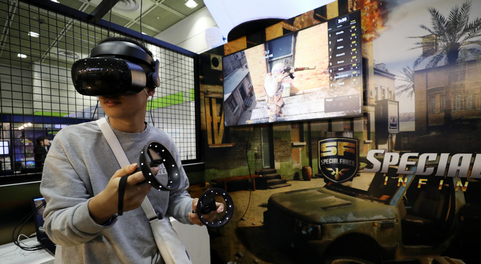 지난달 2일 서울 코엑스에서 열린 '코리아 VR 페스타'에서 관람객들이 HMD를 착용하고 VR 게임을 체험하고 있다. /뉴시스