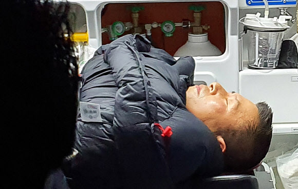 청와대 앞에서 8일째 단식하던 황교안 자유한국당 대표가 27일 밤 의식을 잃어 신촌 세브란스병원 응급실로 긴급 이송되고 있다. /자유한국당 제공