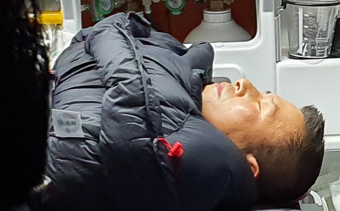 8일째 단식농성중이던 황교안 자유한국당 대표가 27일 오후 서울 청와대 분수대 앞 단식농성장에서 의식을 잃은 후 병원으로 이송되고 있다. /뉴시스