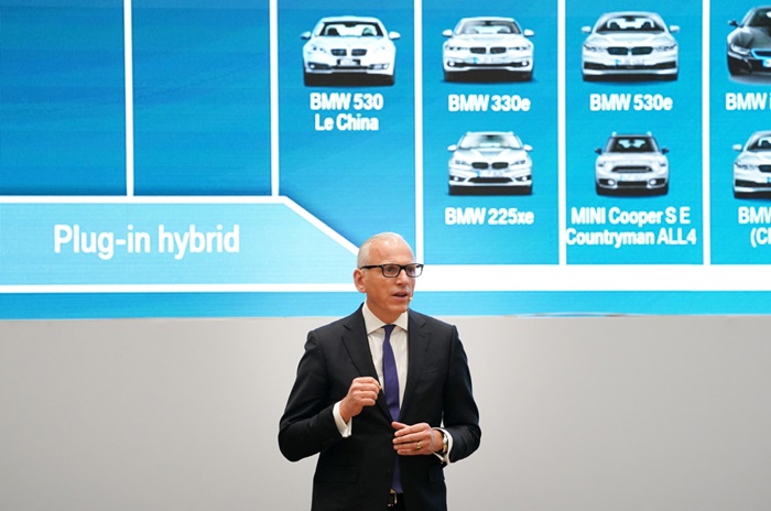피터 노타 BMW그룹 브랜드 및 세일즈, 애프터세일즈 총괄이 기자간담회를 통해 향후 계획을 발표하고 있다. /BMW그룹코리아