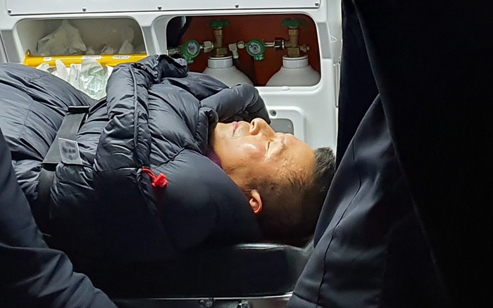 단식 8일쨰인 27일 밤 병원으로 이송되고 있는 황교안 대표. /뉴시스
