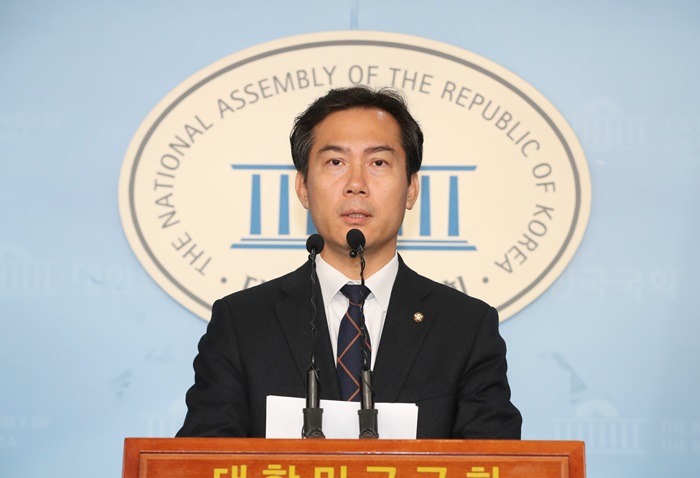 김영우 자유한국당 의원이 4일 서울 여의도 국회에서 총선 불출마 선언 기자회견을 하고 있다. /뉴시스