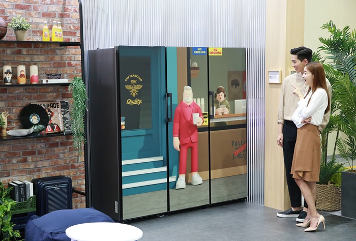삼성전자가 올 6월 출시한 '비스포크 냉장고'가 인테리어 가전 열풍에 힘입어 인기를 끌고 있다. 사진은 모델들이 비스포크 냉장고를 살펴보고 있는 모습. /뉴시스