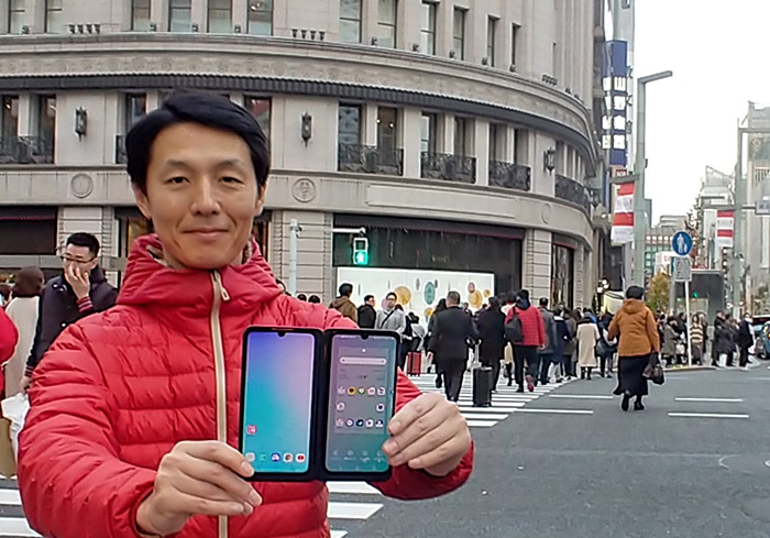 LG전자가 프리미엄 스마트폰 LG G8X ThinQ를 일본 시장에 출시했다. LG전자 일본법인 직원이 일본 도쿄의 유명 번화가 '긴자(Ginza)' 거리에서 LG G8X ThinQ를 소개하고 있다. /LG전자