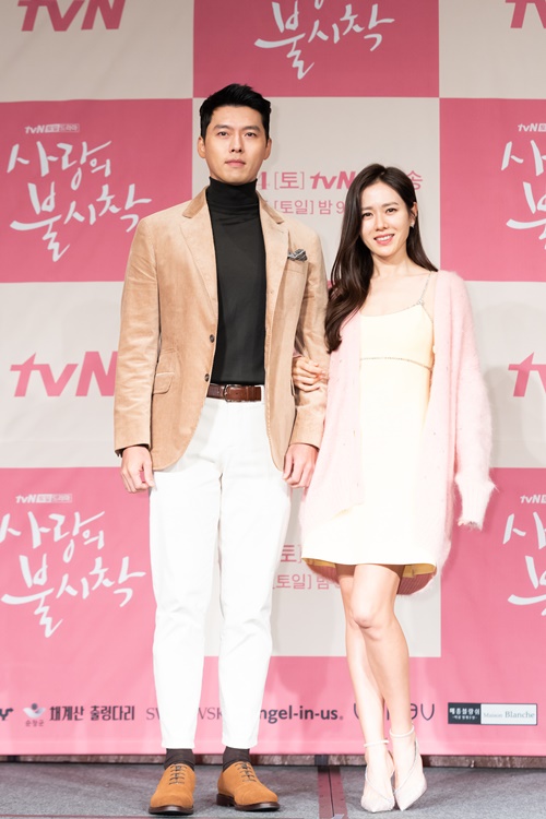 배우 현빈(왼쪽)과 손예진이 ‘사랑의 불시착’으로 시청자와 만난다. /CJ ENM