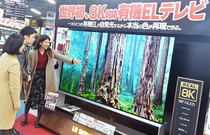 LG전자가 최근 8K 올레드 TV를 일본에 출시했다. 사진은 일본 도쿄 아키바에 위치한 요도바시카메라 매장에서 고객들이 'LG 시그니처 올레드 8K'의 선명한 8K 해상도를 체험하고 있는 모습. /LG전자