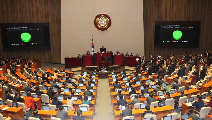 자유한국당 의원들이 10일 서울 여의도 국회 본회의에서 2020년 예산안 통과 반대를 외치며 문희상 의장에게 항의하고 있다. /뉴시스