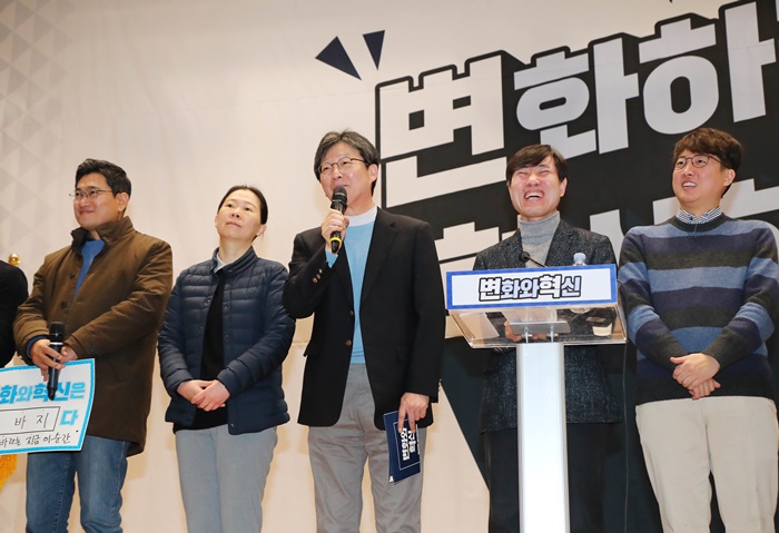 유승민(가운데) 의원이 지난 8일 서울 여의도 국회 의원회관에서 열린 '변화와 혁신' 중앙당 발기인 대회에서 인사말을 하고 있다.