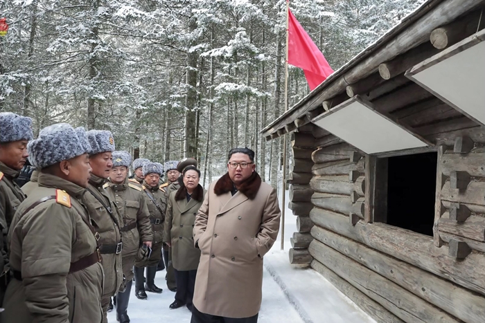 김정은 위원장이 리설주 여사 및 군부 인사들과 함께 백두산 일대 밀영들을 방문했다. /노동신문 캡쳐