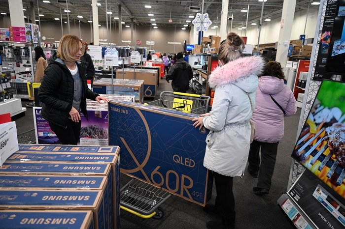 지난 달 29일(현지시간) 미국 최대 쇼핑 시즌인 블랙프라이데이를 맞아 뉴저지에 위치한 베스트바이 매장을 찾은 소비자들이 삼성 TV를 구매하고 있는 모습. /삼성전자