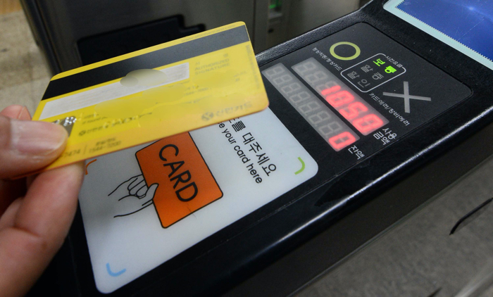어린이용 교통카드를 주워 사용하면 처벌받는다는 판례가 나왔다. 사진은 기사와 직접 관계 없는 지하철 개찰구에 교통카드를 태그하는 모습. / 뉴시스