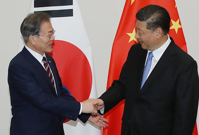 지난 6월 일본 오사카에서 개최된 G20 계기로 만난 문재인 대통령과 시진핑 중국 국가주석. /뉴시스