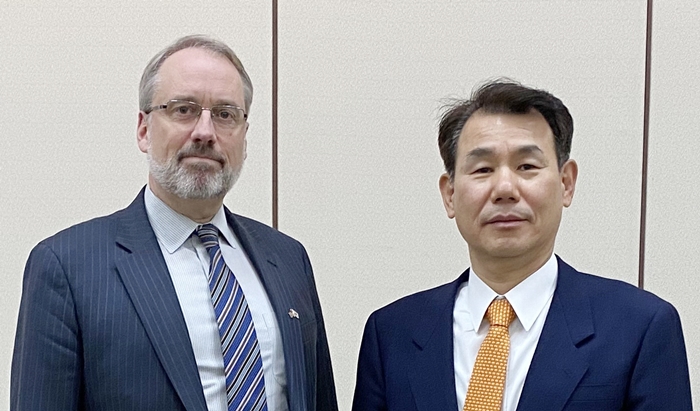 정은보 SMA 협상 한국대표와 제임스 드하트 미국 대표가 협상에 앞서 기념촬영을 하고 있다. /뉴시스